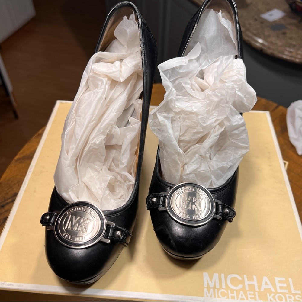 Michael Kors 
MK SHIELD PLATFORM
STYLE:
AOS&MKXP2L
COLOR: BLACK
SIZE:
6M
